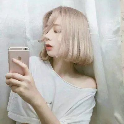 与红色中国人一起看电视